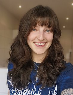 Frau  Laura Sara Dill